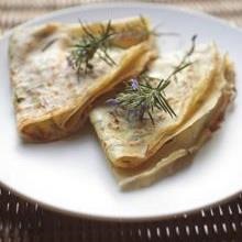 Crepe con farina di ceci, rosmarino, stracchino e rucola