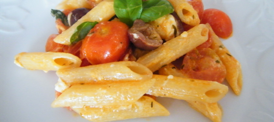 PENNETTE AL CONCENTRATO DI POMODORO CON OLIVE E FETA